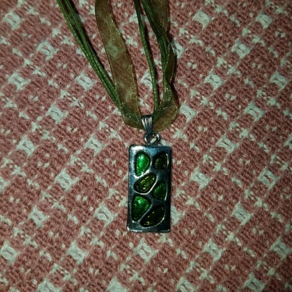 TWO ITEMS: Vintage Fashion Earrings & Necklace in Green - Picture 6 of 7